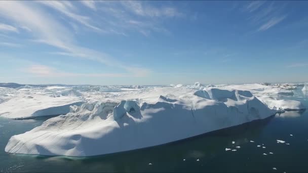 Groenland. Une vue aérienne. icebergs à la dérive. — Video