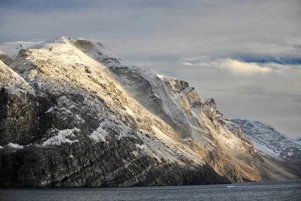 Zwevende ijsbergen. Het broeikaseffect. Klimaatverandering. Antarctica, Noordpool. Groenland — Stockfoto