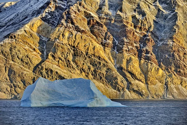漂流的冰山全球变暖。气候变化。南极洲，北极格陵兰 — 图库照片