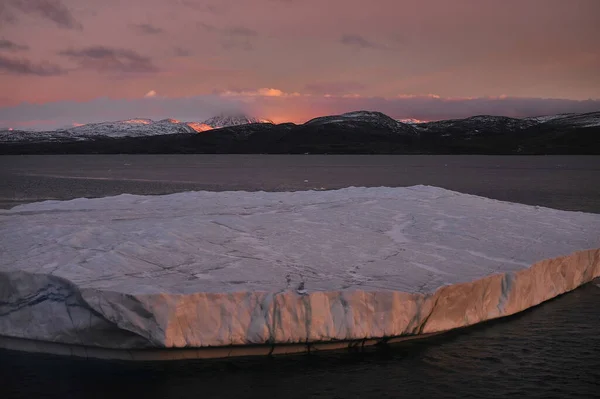 Icebergs a la deriva. El calentamiento global. Cambio climático. Antártida, Ártico. Groenlandia — Foto de Stock