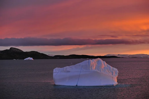 Icebergs a la deriva. El calentamiento global. Cambio climático. Antártida, Ártico. Groenlandia —  Fotos de Stock