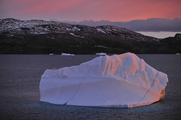 Σέρβιρα παγόβουνα. Το φαινόμενο του θερμοκηπίου. Αλλαγή του κλίματος. Ανταρκτική, Αρκτική. Γροιλανδία — Φωτογραφία Αρχείου