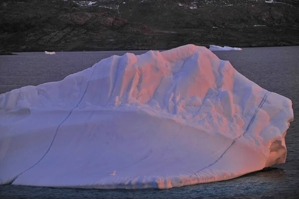 Zwevende ijsbergen. Het broeikaseffect. Klimaatverandering. Antarctica, Noordpool. Groenland — Stockfoto