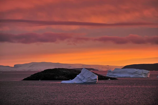 Sodródó jéghegyek. Globális felmelegedés. Éghajlatváltozás. Antarktisz, sarkvidék. Grönland — Stock Fotó