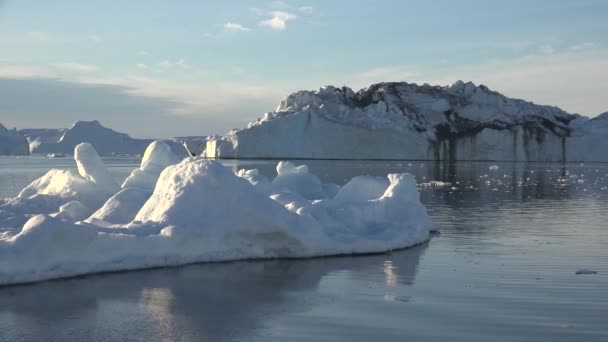 Antarktis. Vackert blått isberg med spegelreflektion svävar i öppet hav. Solnedgång himmel i bakgrunden. Majestätiskt vinterlandskap. Resor — Stockvideo