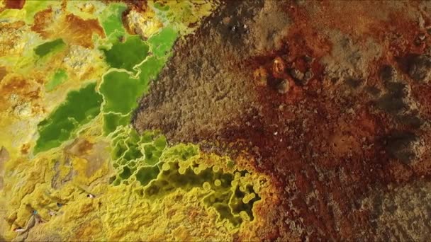 Etiopia. Dallol Lake. Il paesaggio colorato del lago Dallol nel cratere del vulcano Dallol. Lago di Dallol con le sue sorgenti di zolfo — Video Stock