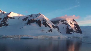 Antarktika. Antarktika manzarasında buzla kaplı dağlar.