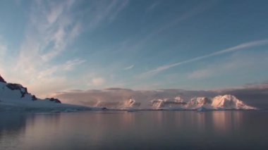 Antarktika. Antarktika manzarasında buzla kaplı dağlar.