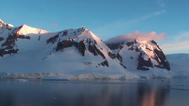 Antarctica. Bergen bedekt met ijs in Antarctisch landschap. — Stockvideo