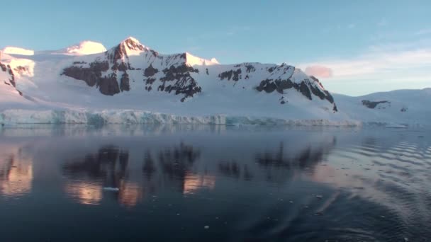 Антарктика. Горы, покрытые льдом в Антарктике. — стоковое видео