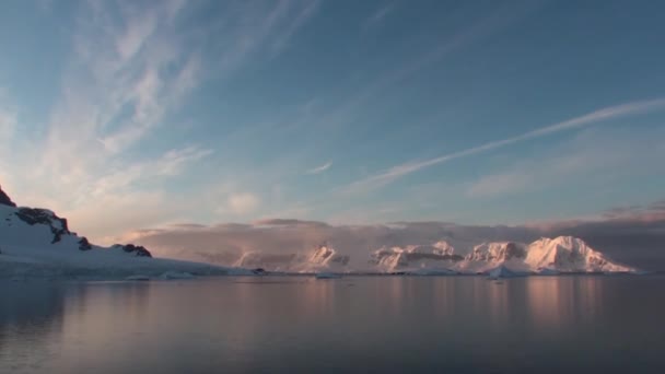 Antarktis. Berg täckta med is i Antarktis landskap. — Stockvideo