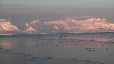Antarktika. Antarktika manzarasında buzla kaplı dağlar.