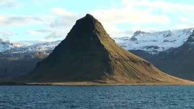 İzlanda. Deniz kenarındaki ünlü dağla manzara