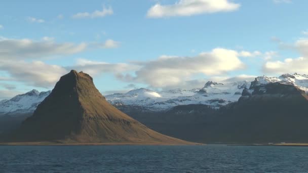 IJsland. Landschap met de beroemde berg aan zee — Stockvideo