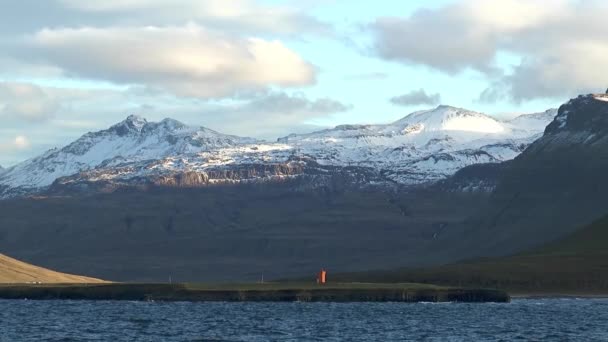 IJsland. Landschap met de beroemde berg aan zee — Stockvideo