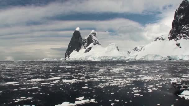 Ανταρκτική. Βραχώδη βουνά, παγόβουνα και παγετώνες. — Αρχείο Βίντεο