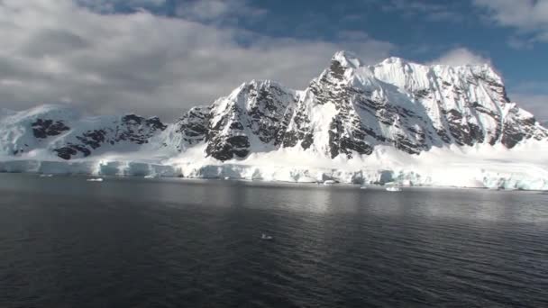 Antarctica. Rotsachtige bergen, ijsbergen en gletsjers. — Stockvideo