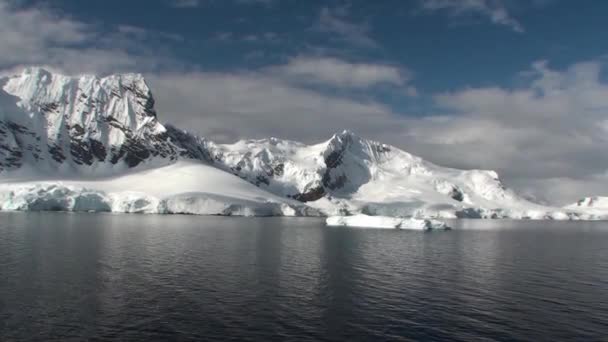 Antarktisz. Sziklás hegyek, jéghegyek és gleccserek. — Stock videók