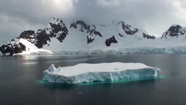 Antarctica. Rotsachtige bergen, ijsbergen en gletsjers. — Stockvideo