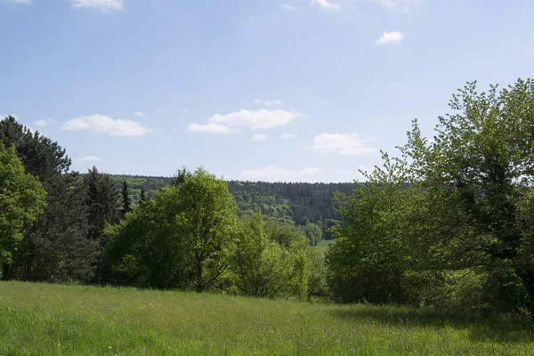 Pohled Přes Krajinu Modrá Obloha — Stock fotografie