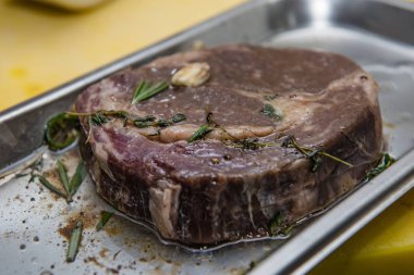 Ham mermer et, antrikot biftek kavurma önce otlar ile