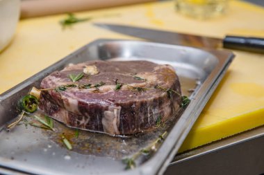 Ham mermer et, antrikot biftek kavurma önce otlar ile