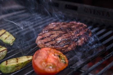 Izgara sebze Josper ızgara hazırlıklı olmak ve sigorta primi Biftek Biftek antrikot