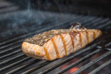 Somon Steak mavi yüzgeçli Josper ızgara hazırlanmaktadır