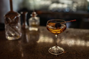 Kokteyl Çubuğu'nda çubuk üzerinde siyah zeytin ile Counter