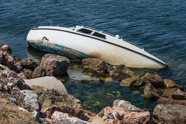 Broken Abandoned Boat Nailed Shore Rocks — Stock Photo, Image