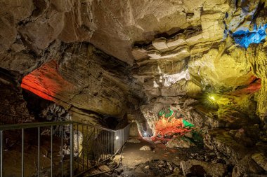 Rusya, Soçi, Vorontsovskie mağaraları, 08 Ağustos 2020: RGB aydınlatmalı demir parmaklıklar ile dar geçit
