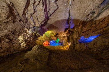 Rusya, Soçi, Vorontsovskie mağaraları, 08 Ağustos 2020: RGB ışıklandırması ile sisteme dar geçiş