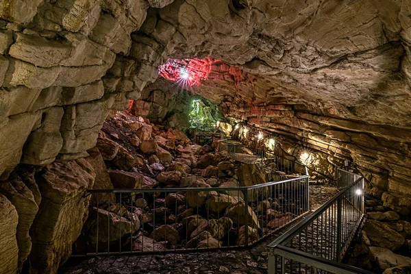 Rusia Sochi Vorontsovskie Cuevas Agosto 2020 Entrada Cueva Con Iluminación — Foto de Stock