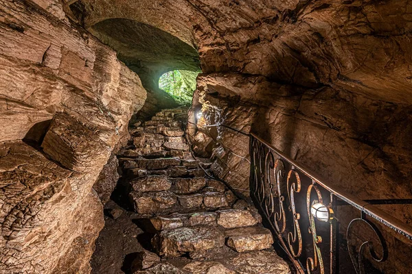 Rusia Sochi Vorontsovskie Cuevas Agosto 2020 Salida Cueva Con Iluminación — Foto de Stock