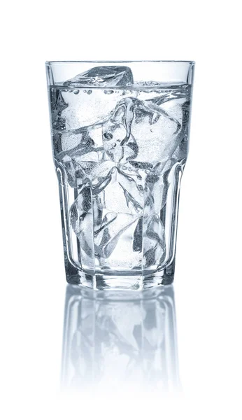 Een Geïsoleerd Glas Met Water Ijsblokjes — Stockfoto