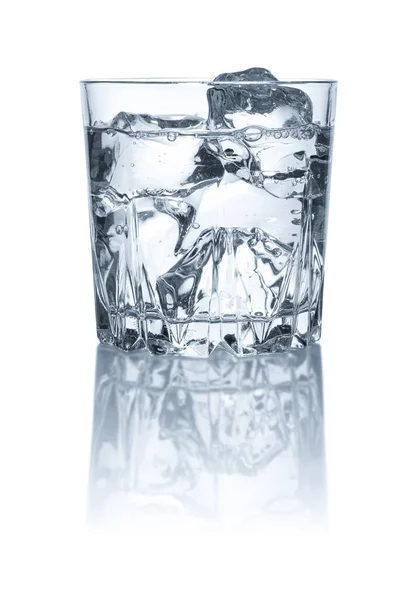 Een Glas Met Water Ijsblokjes — Stockfoto