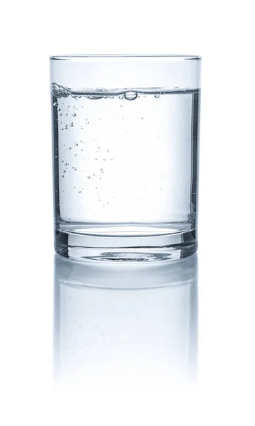 Ein Glas Mit Wasser Auf Weißem Hintergrund — Stockfoto