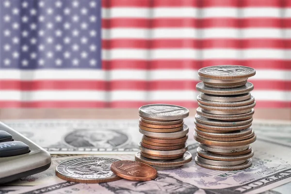 Banknoten Und Münzen Vor Der Nationalflagge Der Usa — Stockfoto