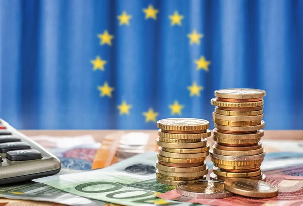 Banconote Monete Davanti Alla Bandiera Dell Unione Europea — Foto Stock