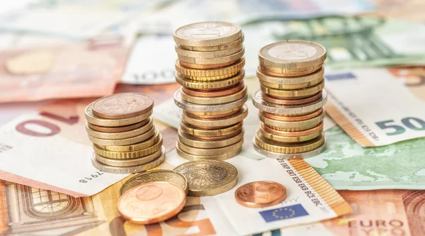 Pilhas Moedas Com Notas Euro — Fotografia de Stock