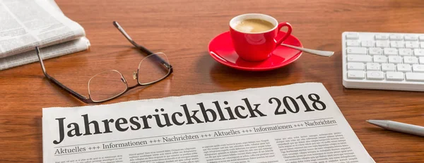 Μια Εφημερίδα Ένα Ξύλινο Γραφείο Γερμανικό Τίτλο Jahresrueckblick 2018 Ετήσια — Φωτογραφία Αρχείου