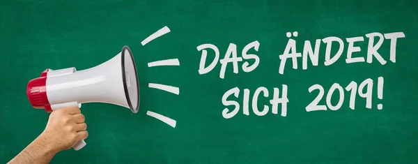 メガホンを持っている男 Das Aendert Sich 2019 ドイツ語で2019年に来る変化 — ストック写真