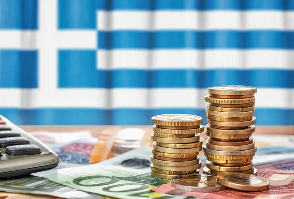 Банкноты Монеты Евро Перед Национальным Флагом Греции — стоковое фото