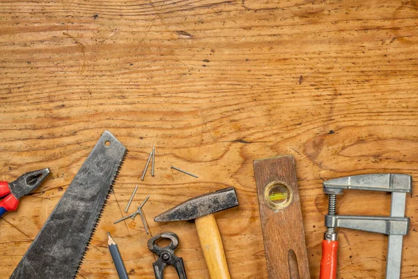 Herramientas de carpintería sobre fondo de madera con espacio para copiar — Foto de Stock
