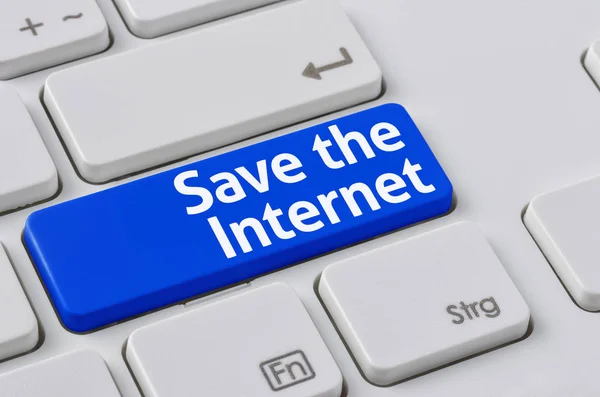 Internet kurtarmak - mavi bir düğme ile bir klavye — Stok fotoğraf