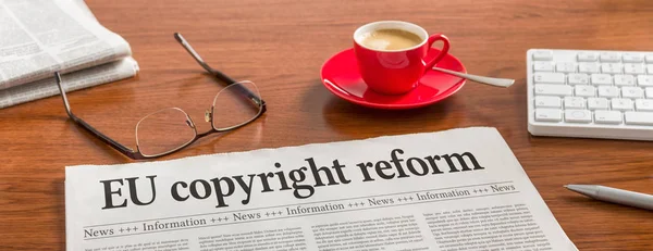 Un periódico sobre un escritorio de madera y una reforma del derecho de autor de la UE —  Fotos de Stock