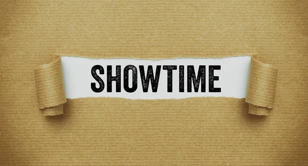 Papel castanho rasgado revelando a palavra Showtime — Fotografia de Stock