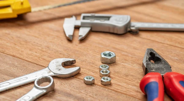 Holzbearbeitungswerkzeuge auf einem hölzernen Hintergrund — Stockfoto