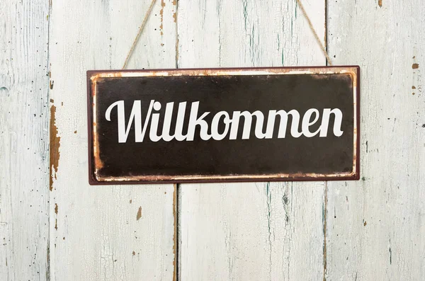 Cartel metálico antiguo frente a una pared de madera blanca - Palabra alemana para —  Fotos de Stock