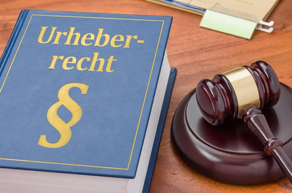 Ένα βιβλίο νόμου με ένα σφυρί-γερμανική μετάφραση του νόμου περί πνευματικών δικαιωμάτων - — Φωτογραφία Αρχείου
